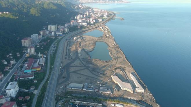 Pazar ilesindeki ta ocandan gnde 800 kamyon ile tanan yaklak 8 milyon ton ta denize dklerek, 350 bin metrekare alan kazanlacak. Dolgu ilemlerinin tamamlanmasnn ardndan hastane inaat balayacak. Projesi hazrlanan 850 yatakl ehir Hastanesi?nin ihalesinin yl sonunda yaplmas planlanyor. Projede deniz dolgu almalarnn yzde 73? de tamamland.