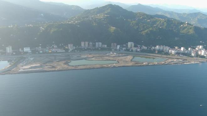 "HTYA OLURSA 1500 YATAK KAPASTESNE IKABLECEK"    ehir Hastanesi'nde gelinen son durumu deerlendiren Rize Valisi Kemal eber, ?ehir Hastanesi projesinde deniz dolgu ilemi yzde 70'in zerine kt. Yl sonu itibaryla ihalesinin yaplmasn planlyoruz. hale almalar Salk Bakanl tarafndan yrtlyor, onlar tarafndan gerekletirilecek. 2-3 yl sonra ok gzel bir ehir hastanesine sadece ilimiz deil blgemiz kavumu olacak. 851 yatak kapasitesi var. Eer ihtiya olursa 1500 yatak kapasitesine kadar kabilecek" dedi.