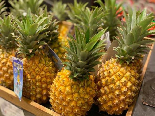 ANANAS    Ananas yedikten sonra baka bir ey yediinizde tadn alamyorsanz, dilinizdeki tomurcuklar zarar grm demektir. Ancak hemen telalanmayn, nk bu etki sadece birka saat srer. Bunun sebebi de ananasn iinde bulunan ve proteinlerin znmesinde rol oynayan bromelain maddesidir.