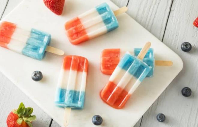 BUZLU DONDURMALAR    Meyveli buzlu dondurmalar, 11 yandaki bir ocuk tarafndan tesadfen kefedilmitir. 1905 ylnda Frank Epperson isimli bir ocuk gazoz ve su dolu bir barda yanllkla bir gece darda brakr. Sabah uyandnda donmu halde bulduu bu karmn ok lezzetli olduunu fark eder. San Francisco'da yaz aylarnda satmaya balad bu icat bir sre sonra tm dnyaya yaylr.