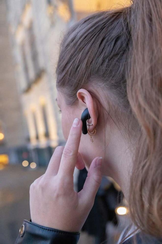 Sosyal iletiim anlamnda ve sosyal geliim anlamnda zellikle genleri skntya sokacan dnyorum. zellikle kk yataki ocuklarn bilgisayarn ve telefonun bandan kalkmadn, bunu yaparken de kulaklk kullandklarn biliyoruz.