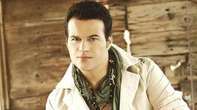 arkc Hakan Peker sosyal medyadan kendisine kfr ve hakaret ierikli yorumlar yapan takipisini affetmedi. ddiaya gre, uzun yllardr nl arkcya platonik ak besleyen 34 yandaki Tuba B., arkc hakknda sosyal medya hesabndan "Sapk, dengesiz, vertigo hastas seni, sapk olduun belli ruh hastas" eklinde paylamlar yapt.