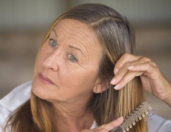 20 dakika soumasn bekleyin. Daha sonra karm szgeten geirin.    Son olarak sanz ampuan ile ykadktan sonra durulanma aamasnda karm salarnza srn.     NOT: Bu karm haftada 3 kez tekrarlayn.