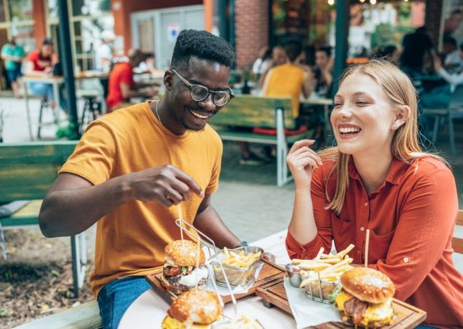 1970 ylnda, ABD'deki hanelerinin yzde 40'nn evli iftler ve ocuklarndan olutuu,  yzde 17'sinin ise bekar olarak yalnz yaad biliniyor.  2012 itibariyle, ABD'deki hanelerin yzde 27'si bekarlardan oluuyor.    Ancak bu deien istatistiklere ramen, romantik ilikiler iinde olmayan kiilere yneltilen sorular ve aalama etkisini devam ettiriyor.