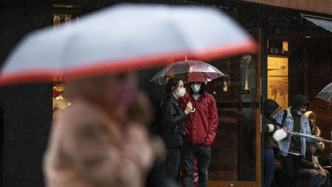 Meteorolojinin sitesinden yaynlanan haftann hava durumu tahminine gre bugn Rize ve Artvin?in ky kesimlerinde ok kuvvetli yamur var. Orhan en ise bu hafta lkenin kuru bir havann etkisine girdiini belirterek u bilgileri paylat:  - Bugn Bat, Orta ve Dou Karadeniz kylar ile Gmhane, Sakarya'nn dousu, Sivas ve Ardahan'n kuzeyinin yal. Dier yerler paral bulutlu. Scaklk gnelenmeden dolay 1-2 C ykselecek. stanbul 22 zmir Antalya 29 Ankara 19 C.