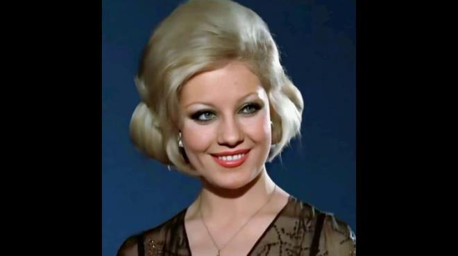 Yeilam'a damgasn vuran oyuncu ve arkc Emel Sayn, getiimiz gnlerde katld bir programda yapt aklamayla gndeme damgasn vurdu. 17 yanda Ankara'da ilk kez sahneye kan ve kk yata kariyerini eline alan Sayn, 1970'li yllara damgasn vuran filmleriyle hafzalara kaznmt.