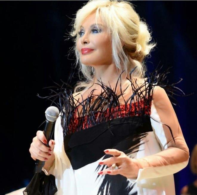 Sayn bilinmeyenlerin anlatlaca bir kitab kacann da haberini verirken, kitapta anlattka o gnleri tekrar yaadn ifade etti. Sayn "Zaman zaman tatl anlar, zntler, hznler, hayal krklklar, mutluluklar... Hepsinin bir arada olduu bir yaam" eklinde yapt aklama ile kitab hakknda bilgi verdi.