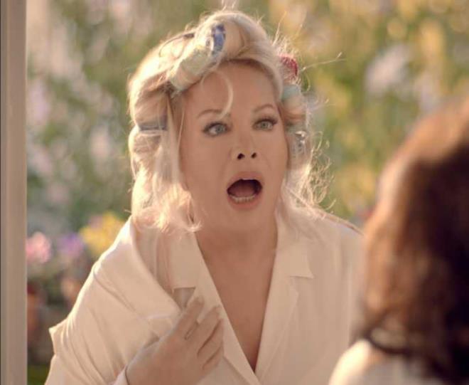 Sonrasnda estetik aklamas yapmasn salayan soru ise "Estetie kar msnz ve nazara inanr msnz?" olurken Sayn verdii cevapla herkesi oke etti.