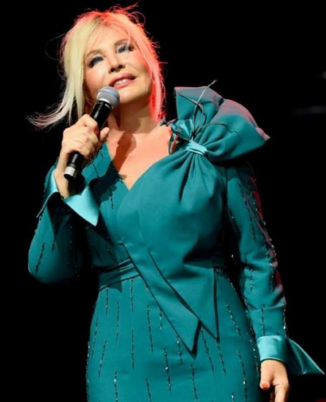 76 yandaki oyuncu "Sizin oynadnz filmler dahil eski Trk filmlerinin bklmadan tekrarlarnn izlenmesinin sebebi nedir?" sorusuna ise "O yllarda filmlerde sevgi, sayg, fedakarlk, masumiyet, samimiyet vard" yant ile alk toplad.