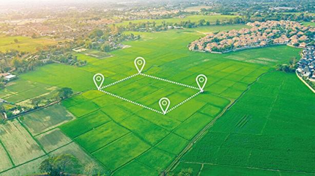 7. Mterek ve mstakil konut arsalarnn detaylar nelerdir? Cevap: Kura ile vatandamza verilecek arsalarmz iki gruptan oluuyor. lk grupta 350 ila 500 metrekarelik alanlardan oluan en fazla brt 150 metrekare konut yapmaya msait mstakil parsel eklindeki arsalar, ikinci grupta mterek parseller bulunuyor. Mterek parsellerde hak sahipleri ounluk salar ve ina konusunda yardm talep ederlerse TOK Bakanlmz buradaki konutlar yapma hususunda destek olacak. Bu parsellerde binalar zemin art 4 kat, 5 kat gemeyecek. Mstakil parsellerde ise hak sahipleri belirlenen proje dorultusunda evlerini ina edebilir. Bu yl Aralk ay itibariyle planlar onaylanan illerde ve ilelerde hak sahibi belli olan arsalarn tapular verilmeye balanacak. 2 yl ierisinde etaplar halinde arsalarn altyap almalar tamamlanacak.