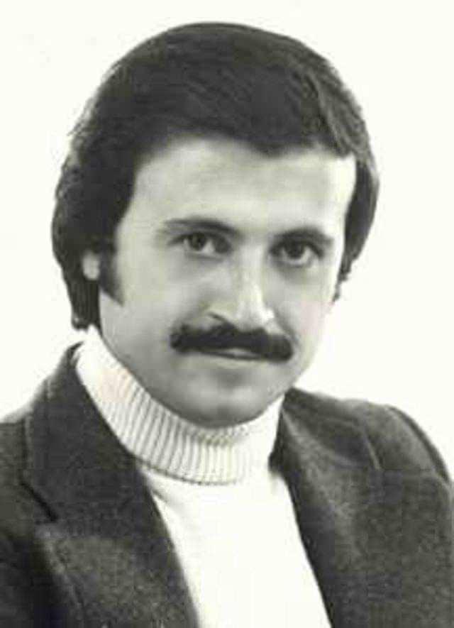 "15 YAINDA EVDEN AYRILDIM"    stanbul'a ilk gelii ve sonrasnda yaadklarn paylaan usta sanat yle konutu:    "ok fakirdik, kymzde su ve elektrik yoktu. 15 yanda evden ailemin rzasn alarak tahta bir bavulla tek bama ayrldm. lkokul retmenimin 'Sesin ok gzel, gnn birinde arkc olursun' yorumuyla, arkc olmak iin Antakya, skenderun, Adana ve Ankara'ya gittim. Bir sene dolmadan 'Burada arkc olunmaz' diyerek 16 yanda stanbul'a geldim.