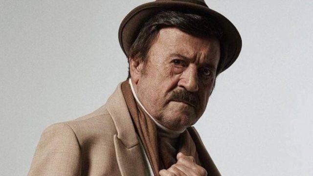 Zor bir ocukluk sreci geirdiini anlatan ahin'in bu ynlerini bilmeyen ekran bandaki izleyenler duygu dolu anlar yaad.