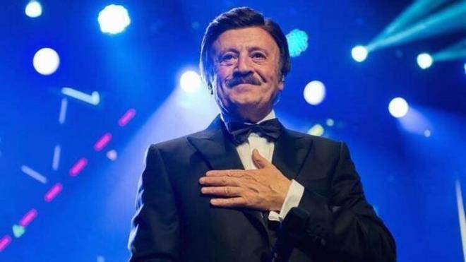 'Ben arkc olamaya geldim. Annem babam ok fakir. 'Onlara bakmam, almam lazm' dedim. Kocasn ard. Allah rahmet eylesin, ikisi de vefat etti. Otelin sahibesi 'Sevdim bu ocuu' diyerek, beni ie ald.