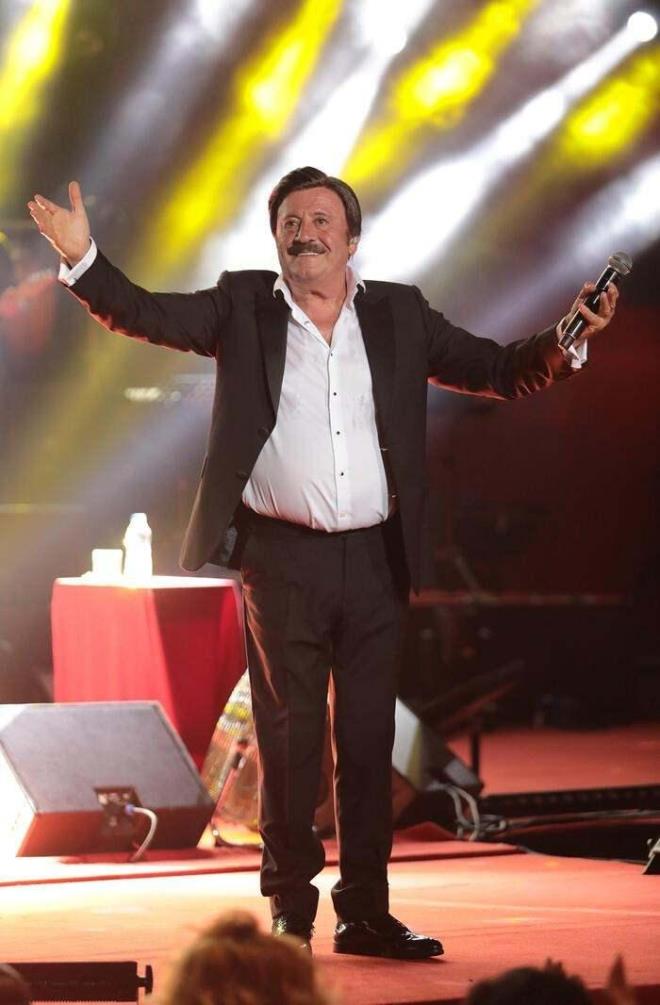 "NE OLUR AMCA BANA PLAK YAPIN"    "17 yan bitirmek zereyken nlendim" diyerek tm Trkiye'nin tand bir isim haline gelen usta sanat szlerini "Plaklk o zaman Sirkeci'de bir i hanndayd. Orada i buldum.