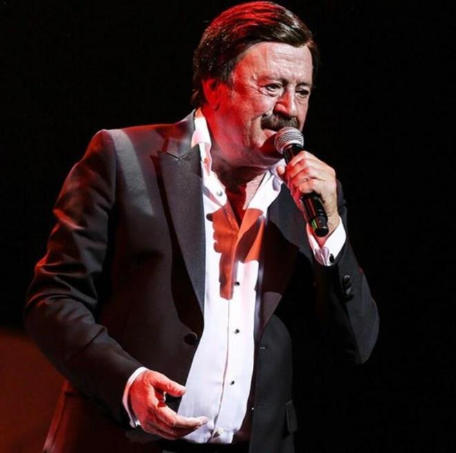 Antakya'nn Yaylada ilesinde Suriye snrna ok yakn bir kyde dnyaya geldiini ve Trkeyi sekiz yanda rendiini syleyen 74 yandaki sanat, "Hayatm roman. lkokul mezunuyum. Kyde dodum, bydm" diyerek hayat hikayesini hayranlarna anlatmaya balad.