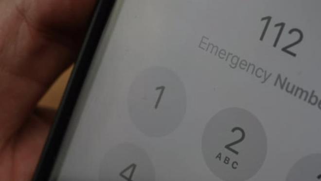 Plastik ienin varlndan haberdar olmadndan hemen aracndan kp ne olup bittiini anlamaya alyor. Bu srada otomobil hrszlar yeniden devreye girerek planlarn tamamlyorlar.