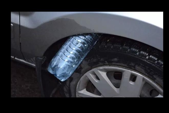 Bakn bu plastik ie numaras nasl iliyor<br>    Bu hile ilk olarak Gney Afrika'da grld, sonrasnda hzla dnyann geri kalanna yayld. Araba hrsz, alabilecei bir ara grdnde tekerlek ile arabann arasna plastik bir ie sktryor.