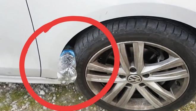 Araba hrszl son gnlerde giderek artt, hrszlar yle yntemler buluyor ki duyanlarn az ak kalyor. zellikle son yllarda hrszlarn uygulad yle bir taktik var ki kimse benim bama gelmez demesin. Hi araba ve lastik arasnda skm bir plastik ie grdnz m? yleyse, neyle kar karya olduunuzu bilmekte fayda var. Byle bir ey grdnzde dikkatli olun ve uygun nlemleri aldnzdan emin olun.