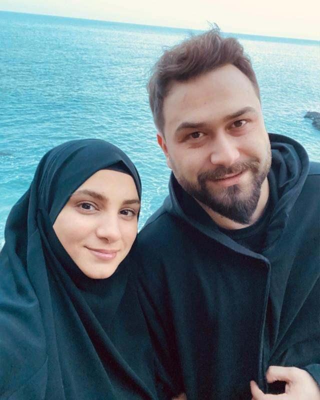 Popstar yarmasndayken kendisini olduundan farkl biri gibi gstermeye altklarna vurgu yapan slam, yarmada srekli dekolteli kyafetler giymesi konusunda baskya uradn itiraf etti.