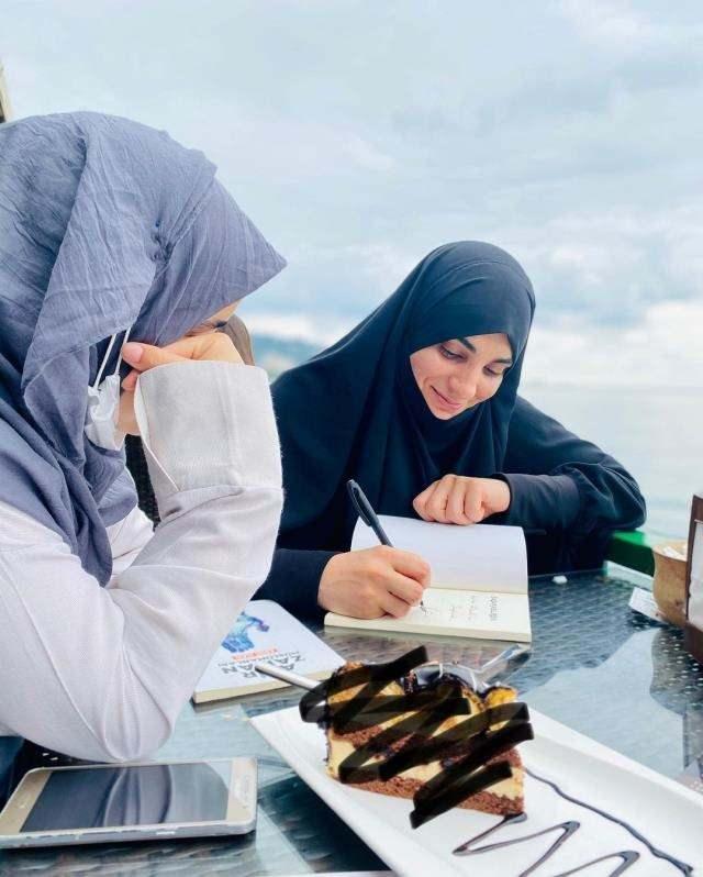 nar'n "Cann en ok ne yakyor?" sorusunu yantsz brakmayan slam, "Neden bu kadar abartyorsun? Neden ekranlardasn? Ekrana ktmda ok byk lin yiyorum" dedi.