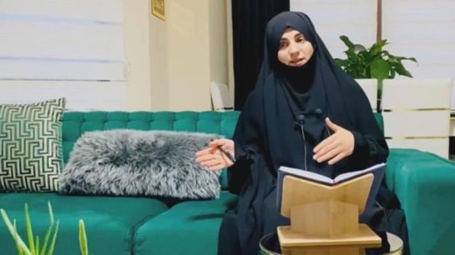 "KENDM SLAM'DA BULDUM"    "Bazen kendimi iki dnya arasnda skm gibi hissediyorum. Bir kesim var beni barna basp kucaklayan, bir kesim var linleyen, bir kesim var her eyimi ok abart bulan" diyen Mekselina slam'n "Kendimi slam'da buldum" ifadesi izleyenlerin gzlerini yaartt.