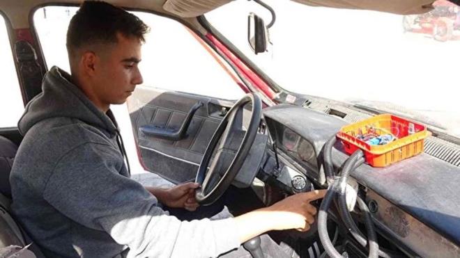 Tokat merkeze bal Bykyldz kynde yaayan Osman Rafet Okur (18), bir projelerine bir yenisini daha ekledi. nsan tayabilen dron ve akll kpek kulbesi tasarmndan sonra komutla otomobil altrmay baard.