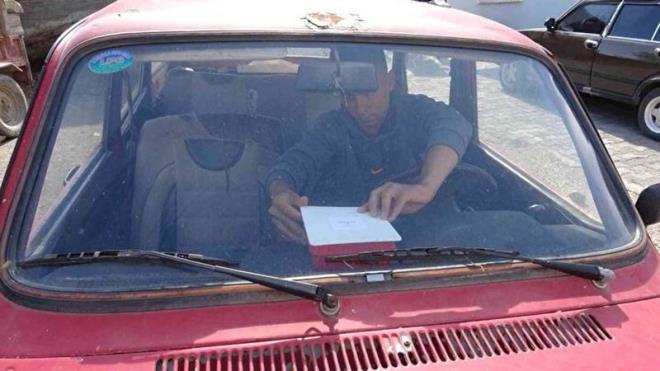 Yapt yazlmla 1983 model Renault Toros marka otomobile sesli komutla otomobili altrma, kapatma, klar yakma gibi zellikler ekledi. Cep harlklarndan biriktirerek satn ald elektronik paralarla yazlm yapp otomobile entegre eden gen, cep telefonundan komut vererek otomobili anahtarsz eklide altrp kapatabiliyor.