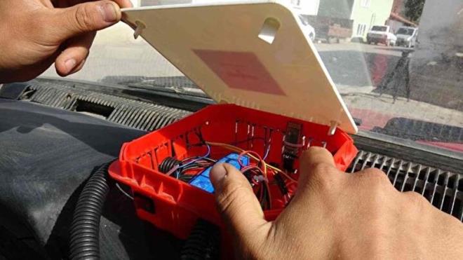 Eitim hayatnn yetenekli olduu blmn dnda devam ettiini ifade eden Okur, "Eitim hayatm biraz farkl ynde. niversitede salk blmne gidiyorum. Ama kendim ansiklopedi olsun yani internet olsun oradan renerek byle eyler yapmaya baladk. Yazlm da internetten kendim rendim hibir ders almadan. Elektronik okumay dnyorum ama snava girince yapamyorum. Matematik dersim kt. Diploma sahibi olmasak da eminim ki bir mhendis kapasitesine ulaacam zannediyorum" diye konutu.