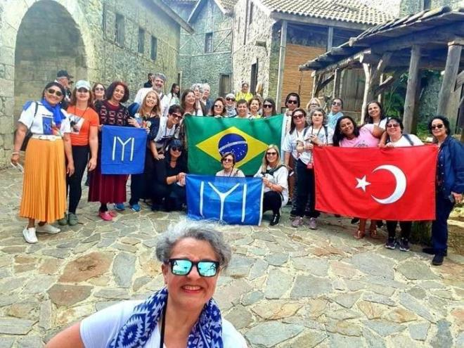 "BU ZYARETLERN YZ BNLERE ULAACAINI DNYORUM"    Kurulu Osman'n ekildii obalar, konak, saray, ar, kaleler ve ehirleri grmekten ok mutlu olduklarn syleyen Castro, szlerini yle srdrd:    "Dizideki obalar, atlar, kaleler, ehirler ve kostmleri ok beeniyoruz. O dnemdeki insanlarn yaam tarz bize egzotik geliyor.