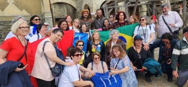 zellikle ok farkl kltr ve inanlar bir arada bar iinde yaatmalar bizi ok etkiledi" eklinde konutu.