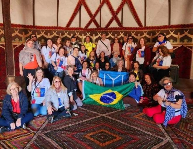 Dizi oyuncular ve dizinin yapmcs proje tasarmcs Mehmet Bozda ile bir araya gelerek hatra fotoraf ektiren hayranlar, dizinin ekildii alanlar kar kar gezdi.