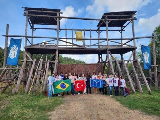 "TRKLERN YAAM TARZI BZ OK ETKLED"    Trk tarihine olan hayranlklarn dile getiren "Portal Ottoman Club" adl hayran grubunun yneticisi Susanna Castro "Kurulu Osman dizisi sayesinde Trklerin yaam tarz, inanlar, adalet ve merhamet duygularn ne karan ynetim ekillerini rendik.