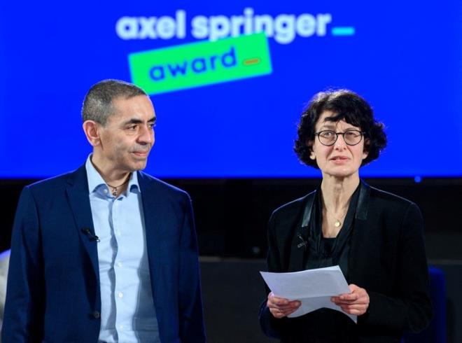 "2030'DAN NCE HAZIR OLACAK"    mRNA teknolojisine dayal kanser alarnn hastalarda ne zaman kullanma hazr olabilecei sorulan Prof. Dr. Uur ahin ise kanser alarnn  "2030'dan nce" hazr olabileceini syledi.