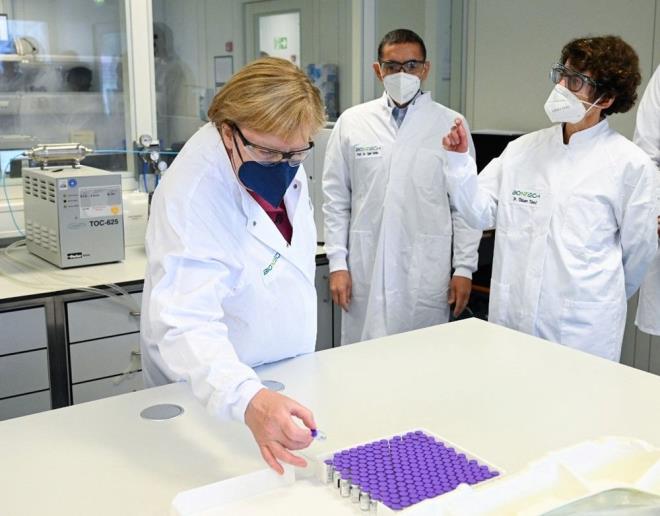 Pandeminin en baarl Covid-19 alarndan birinin arkasndaki ekibe gre, kanseri hedef alan alar ok yaknda piyasaya srlebilir. Devrim niteliinde bir mRNA Covid as retmek iin Pfizer ile ortaklk kuran Alman firmas BioNTech'in kurucularndan Uur ahin ve zlem Treci, nmzdeki yllarda kanser alarn hazr olmas iin birok atlm yaptklarn aklad.