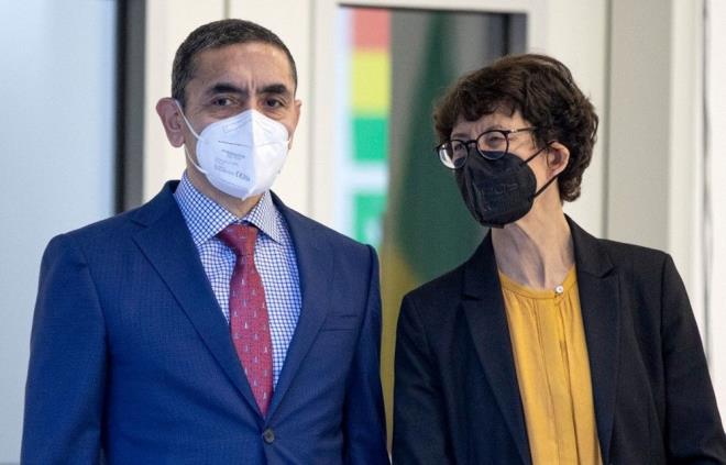 Treci'nin belirttiine gre kanser as, virsleri tanmlayan kod tamak yerine, kanser antijenleri iin genetik talimatlar ieriyor.