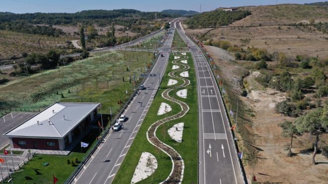 Yatrm bedelinin 4,6 milyar lira olduunu syleyen Erdoan, "Atmz tneller sayesinde Kaz dalarnn o muhteem tabiatn en kk bir zarar vermeden Ayvack-Kkkuyu arasndaki mesafeyi yaklak 2 buuk kilometre ksalttk" diye konutu.