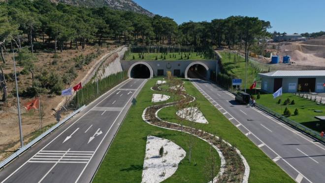 Projeye ilikin bilgi veren Erdoan, "Uzunluu 5,7 kilometreyi bulan tnelleriyle birlikte toplamda 9,6 kilometrelik bu yol Balkesir ve zmir?e ulam salayan Kuzey-Gney aksnn en nemli ksmlarndan biridir" dedi.