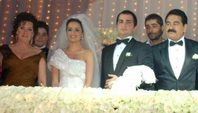 Tatlses'in ilk evliliinden dnyaya gelen kzlar Glen ve Glden Tatlses'in dnne dahi katlmamas ve Perihan Sava ile evliliinden dnyaya gelen Melek Zbeyde'ye altn kemer takmamas Tatlses'in kzlar arasnda krgnlk oluturdu.