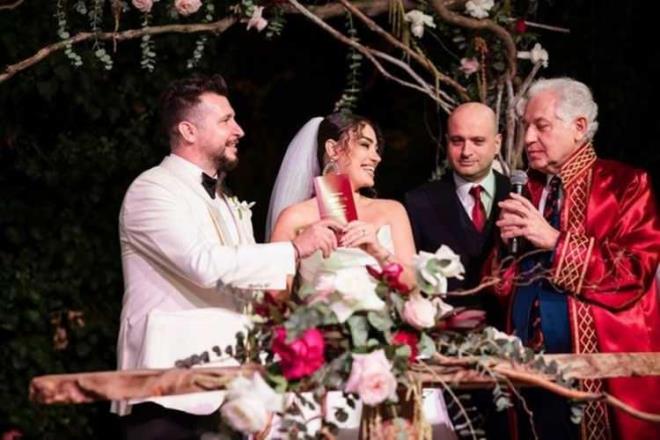 "Aramam", "Haydi Syle", "Earbn Yan Balama" ve "Mutlu Ol Yeter" gibi dillere pelesenk olmu arklaryla gnllere taht kuran brahim Tatlses'in kz Dilan tak, getiimiz gnlerde stanbul'da lks bir otelde gerekleen dnle nikah masasna oturdu.