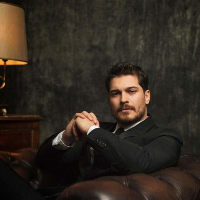 'erde', 'Adn Feriha Koydum' dizilerinin yan sra birok projede yer alarak adndan oka sz ettiren aatay Ulusoy'un serveti:  <br>  35 Milyon dolar