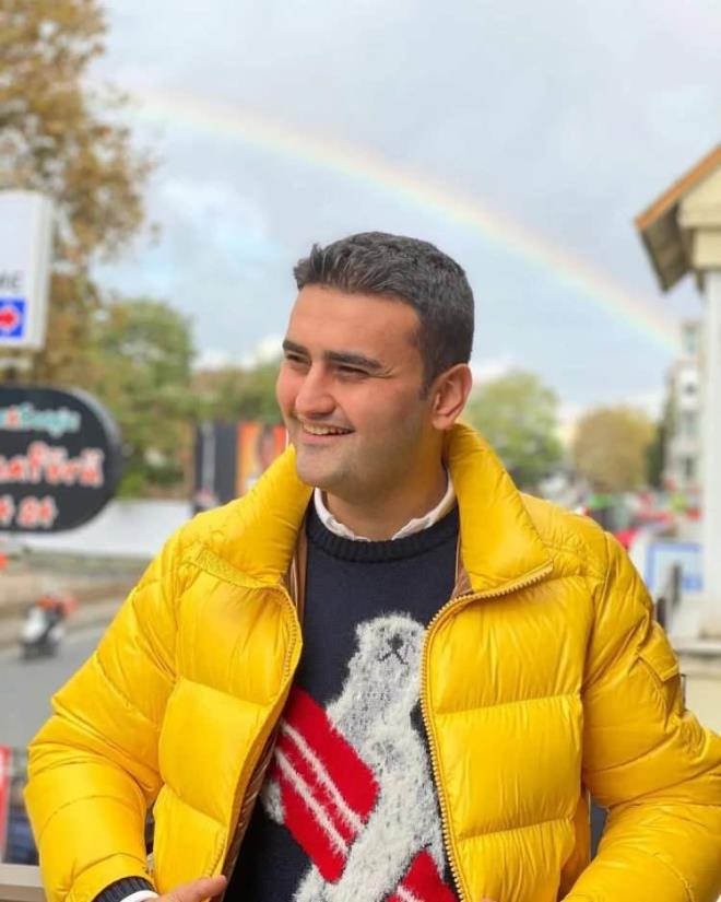 Mtevaz ve gler yzllyle gnllerde taht kuran i insan ve ayn zamanda fenomen CZN Burak lakabyla bilinen Burak zdemir'in serveti:  <br>  11 Milyon dolar