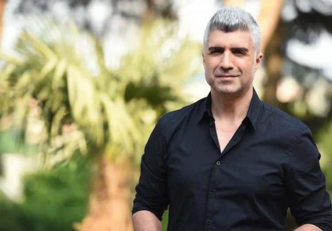 Mzisyenlikle balad kariyerine oyunculukla devam eden zcan Deniz'in serveti:  <br>  55 Milyon dolar