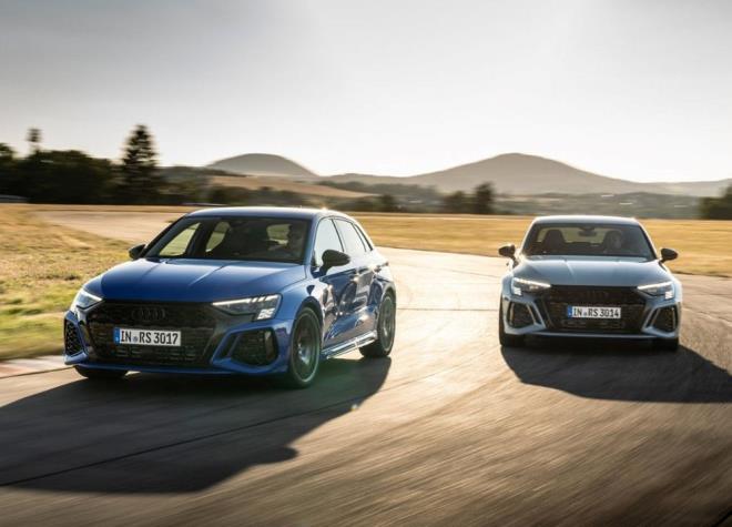 Segmentinde 300 km/s hza ulaabilen ilk model olan RS 3 performance, 7 vitesli S tronic ift kavramal anzmanile gc tekerleklere aktaryor.