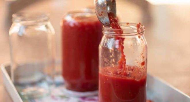 DOMATES VE DOMATES SOSU    Halanm yumurtalar gibi, domatesler de mikrodalgada ok fazla zaman harcadklarnda patlayc bir etkiye sahip olabilirler. Taze domates ve makarna sosundaki sv ieriinden dolay, basn art bunlarn kabarmasna ve sv fkrmasna neden olarak mikrodalga frnnz krmz lekelerle kaplar.