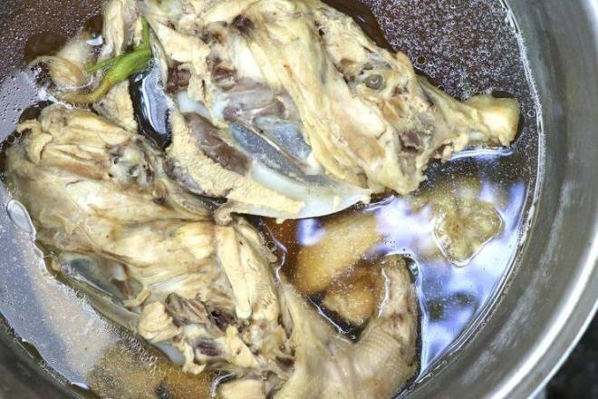 TAVUK    Tavuk, zellikle uygun ekilde piirilmediinde, salmonella yaymann popler bir sulusudur. Mikrodalgada bir para i tavuk piirdiinizde, eit ve eksiksiz piirme ans ok dktr ve bu da onu bakteri kontaminasyonu iin potansiyel bir tehlike haline getirir.