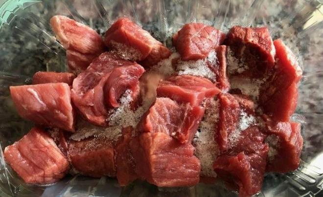 LENM ET    lenmi etler yksek miktarda tuz, katk maddesi, kimyasal madde ve koruyucu ierdiinden en besleyici gda gruplar arasnda yer almaz. arkteri etlerine ve konserve rnlerini mikrodalgada sttnzda ise kolestrol seviyesi ykselebilir ve bu da kalp sorunlarna yol aabilir. Jambonlarnz ve sosislerinizi stmann en gvenli yolu zgara veya oca tercih etmek olacaktr.