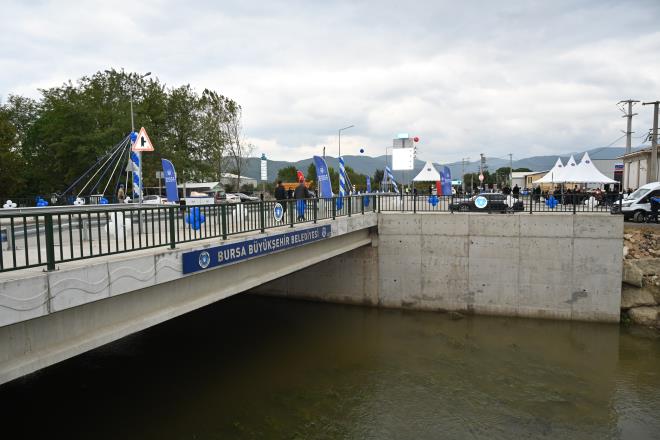 Her ey Bursa iin<br>  Bursa Bykehir Belediye Bakan Alinur Akta, mahalle sakinlerinin en nemli taleplerinden biri olan kprlerin, mevcut younluu kaldrmad iin yenilendiini syledi. Yenilenen kprlerle Yldrm ve Grsu?nun ova mahallelerinin birbirine ve kent merkezine balantsnn salandn kaydeden Bakan Akta, ?Blgede hzla gelien tarm faaliyetleri, souk hava depolar, tarm rnleri sevkiyat ve her iki ile sanayisinin ulam iin de nemli bir proje oldu. Bylece evre yoluna balant iin nemli bir konumda olan kprler ile trafik skkl da ortadan kaldrlm oluyor. Her ey Bursa iin, her ey Bursallar iin. Bir saniyenizi bile Bursa'dan ayr dnmyoruz. Bursa iin canla bala almaya devam ediyoruz. Bakn Adliye Kava bitmek zere, Yunuseli kprsyle alakal alma devam ediyor. Balkldere Kprs?nn temelini attk. Trafikte ve ulamla alakal ciddi yatrmlar var. nallah bunlar tamamlandnda greceksiniz ok ciddi bir rahatlama olacak ve verdiimiz szleri bir bir yerine getirmi olacaz. Sosyal yardmlara da devam edeceiz, altyap, styap da yapacaz. Kprler, kavaklar da yapacaz. Trkiye'nin en gzel ehirlerinden biri olan Bursa?mz daha yaanlr hale hep birlikte getireceiz? diye konutu.