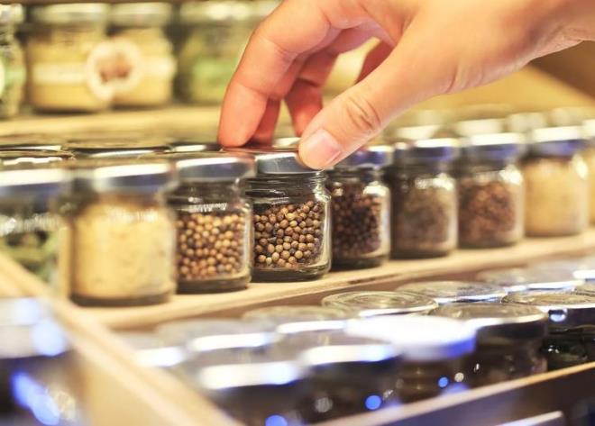 Mutfaklarda yemek yaparken lezzetlendirdiimiz baharatlar koyduumuz kutular salmz tehdit ediyor. Son yaplan aratrmalara gre, uzun sre boyunca baharat kutularnda koyulan baharatlar farknda olmadan yemee attnzda bakteri yuvasna dnyor. Aratrmaclar, kaplarn bakteriyel hastaln gizli bir nedeni olabileceini belirtiyor.