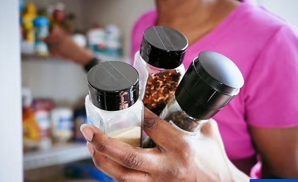 Bulaklar ve mutfak eyalar, kirlendii iin sklkla temizlenirken, baharat kaplarnn bu konuda daha geri kald grlyor. nsanlar, "yalnzca baharat" olduunu dnerek baharat kaplarn yeterince sk temizlemiyor.