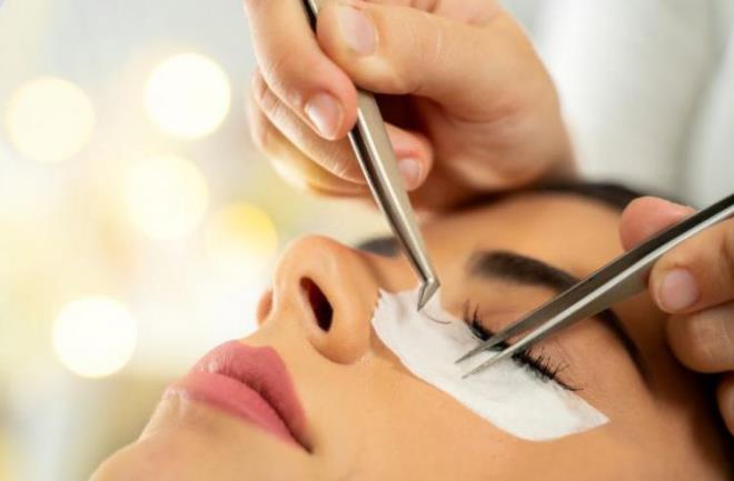 Ama biz gzmzle oynarsak ek yabanc cisim eklersek bizim gzmzn korunmas iin olan btn engelleri kaldrm oluruz. O yzden gz salmz iin zararl olabilir." yorumunda bulundu.